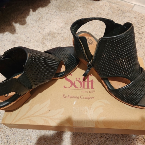 Sofft Black Sandals - Picture 3 of 7